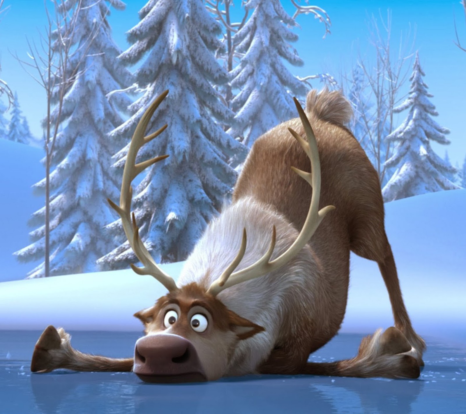 Rudolphe le renne est allongé dans la neige avec ses bois (cerf, disney, frozen, glace, film)