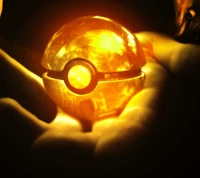 Poké Ball lumineuse dans la main, inspirée par la culture japonaise des Pokémon