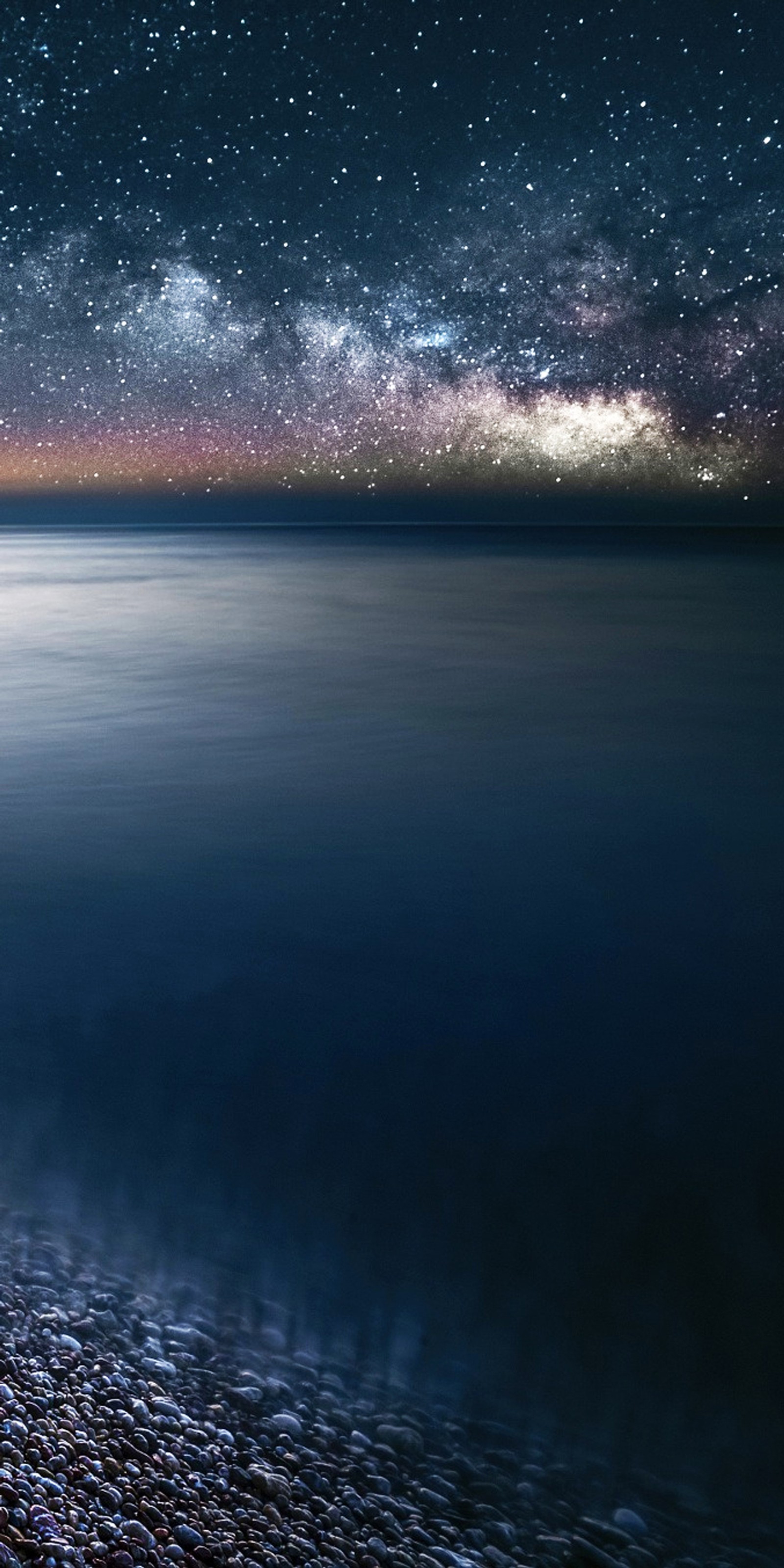 Céu estrelado sobre o oceano com um barco solitário em primeiro plano (preto, paisagem, noite, mar)