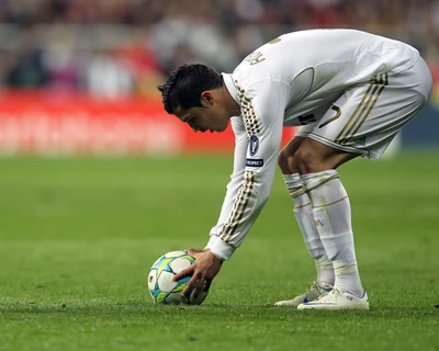 Cristiano Ronaldo se preparando para cobrar uma falta pelo Real Madrid