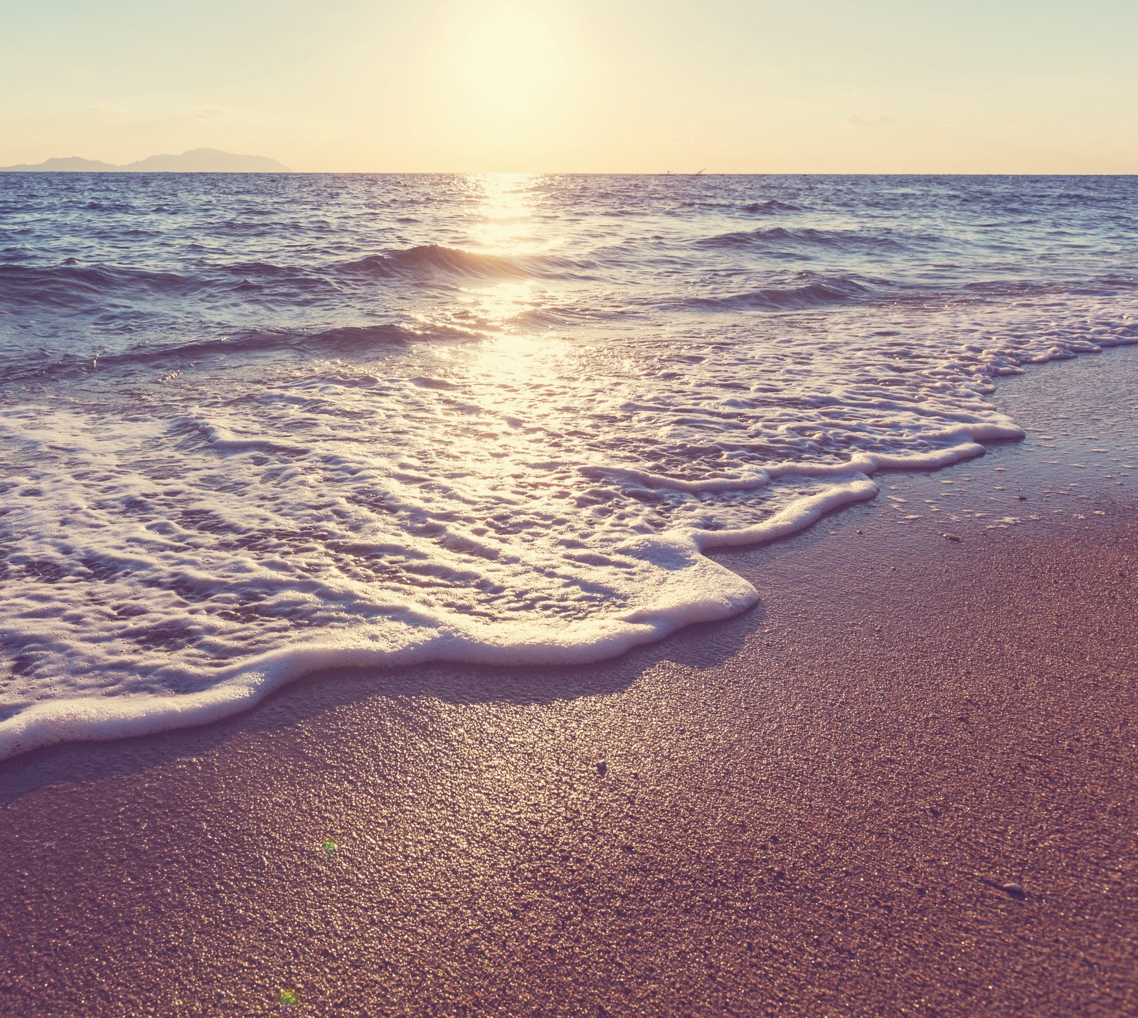 Arafed view of a beach with waves and the sun setting (nature, sea, sunshine, water, waves)