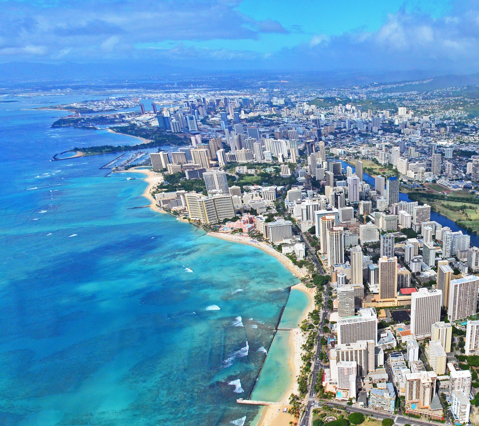 Uma vista árabe de uma cidade com uma praia e um corpo d'água (bonito, havai, oceano, viagem, férias)