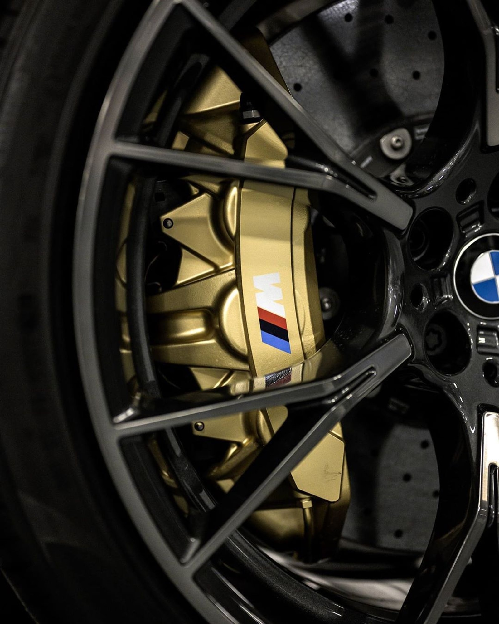 Скачать обои bmw, крупный план, f90, логотипы, m brakes