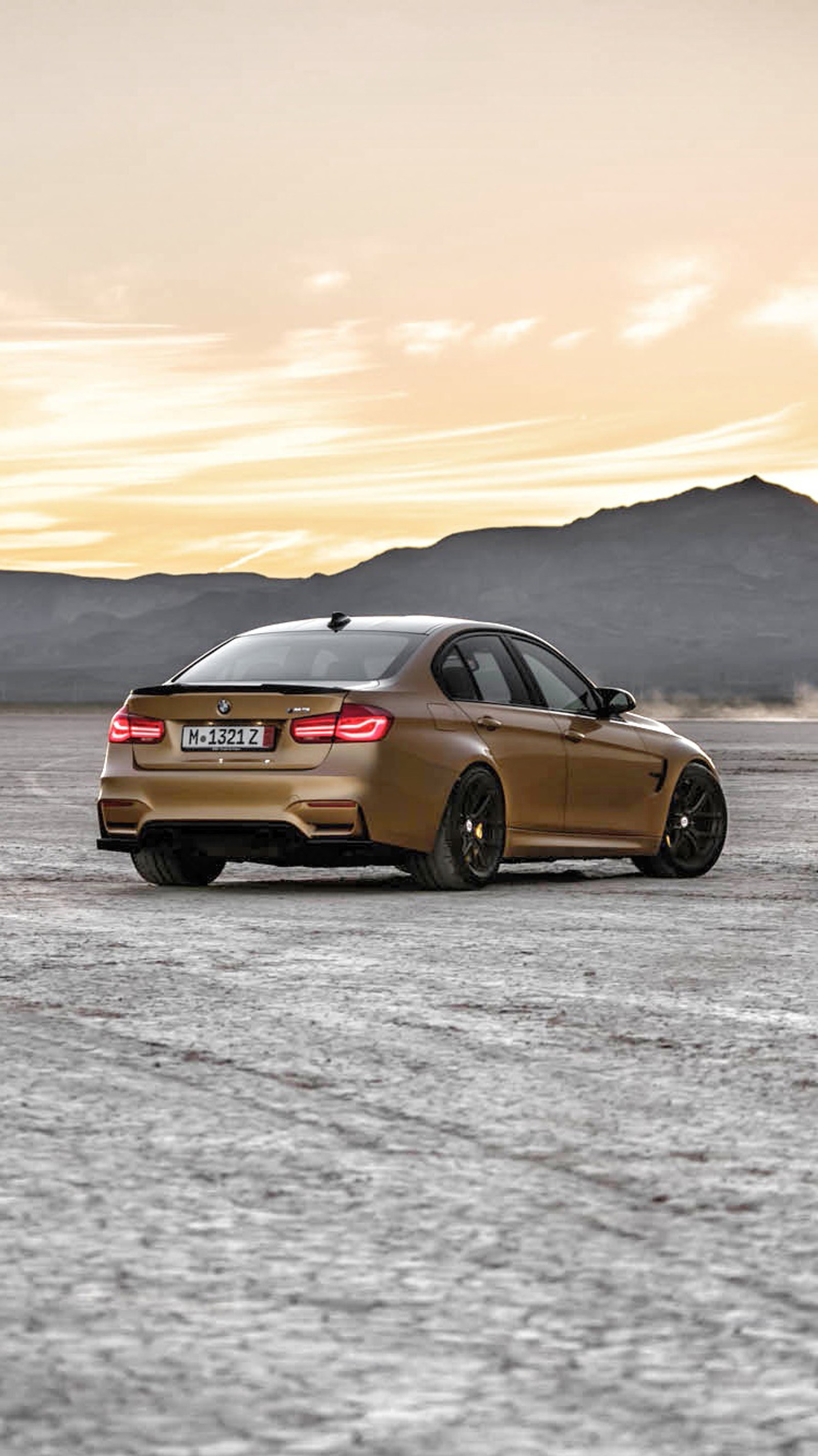 Bmw m4 coupé dans le désert avec des montagnes en arrière-plan (auto, bmw, voiture, f80, m3)