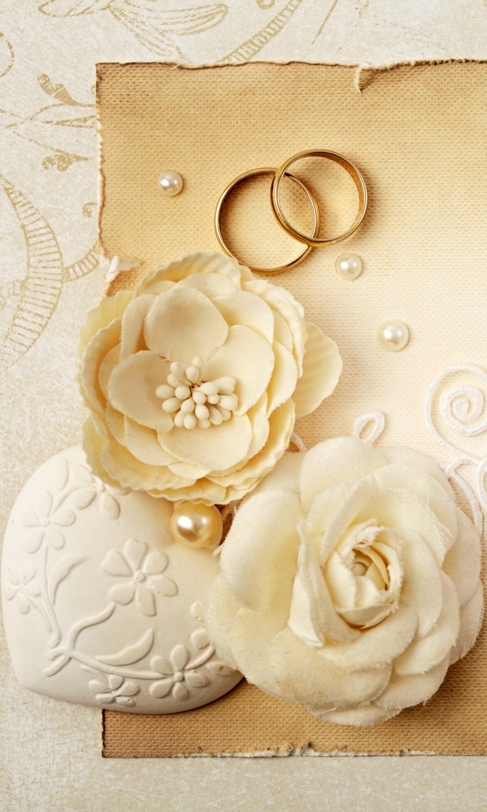 There are two wedding rings and two flowers on a card (decoration, flower, gold, heart, love)