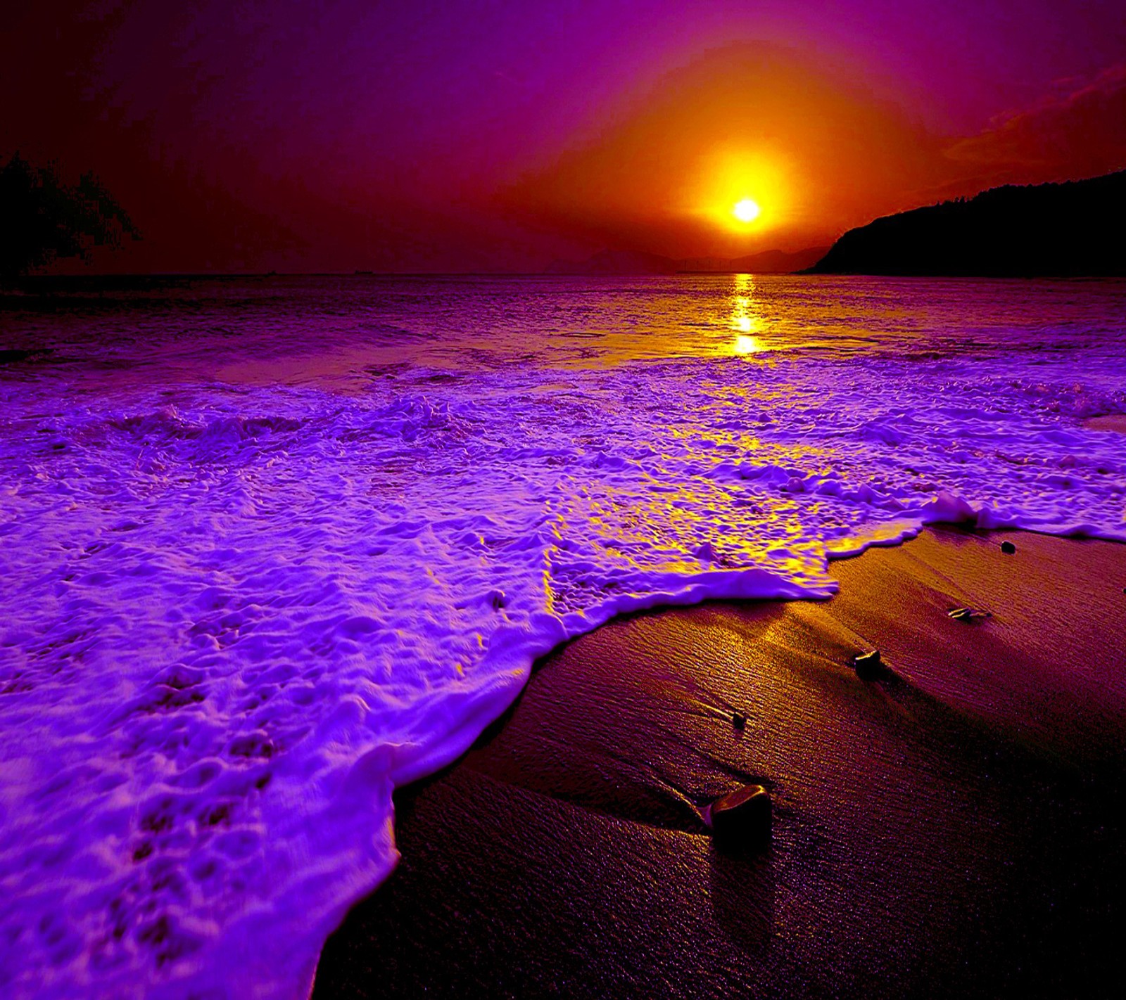 Coucher de soleil violet sur l'océan avec des vagues s'écrasant sur la plage (beau, coucher de soleil)