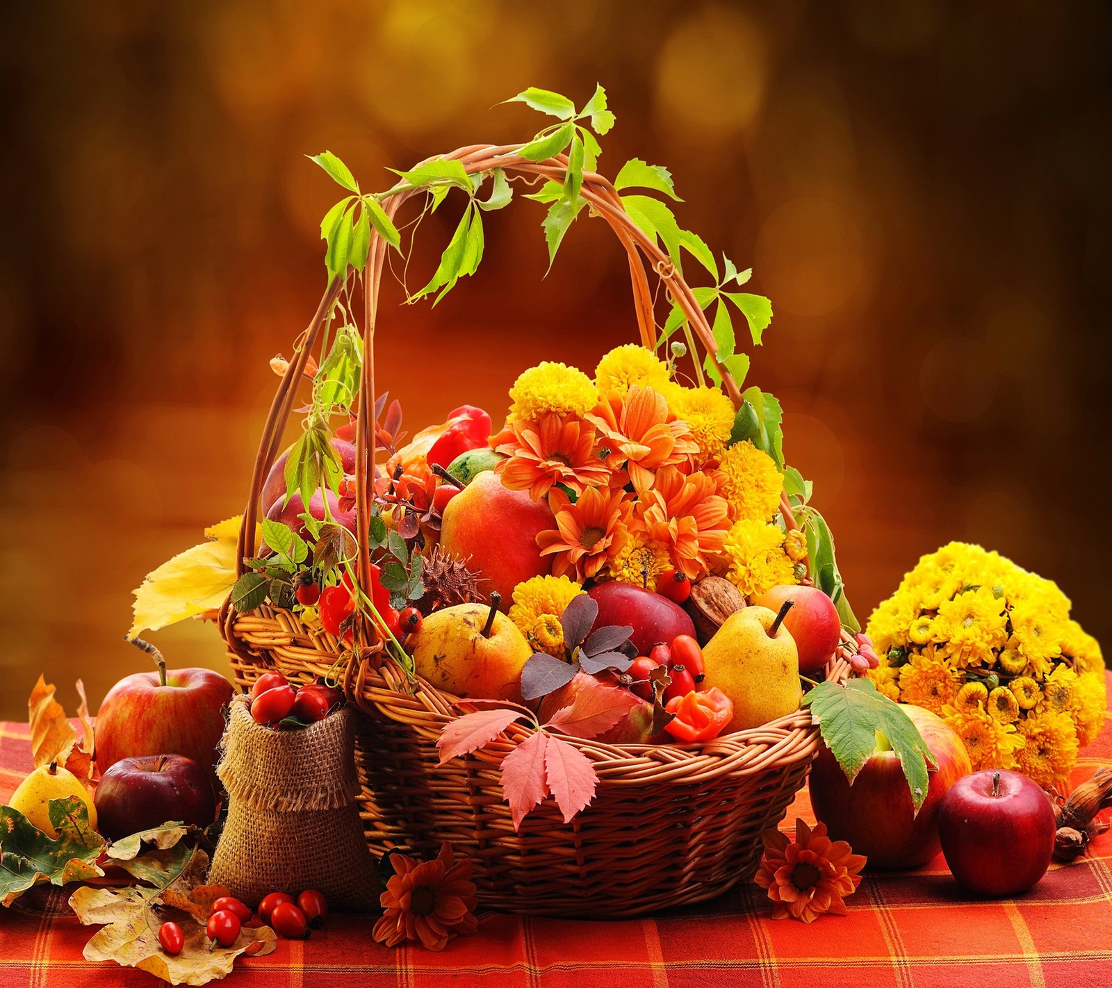 Há uma cesta de frutas e flores em uma mesa (outono, bonito)