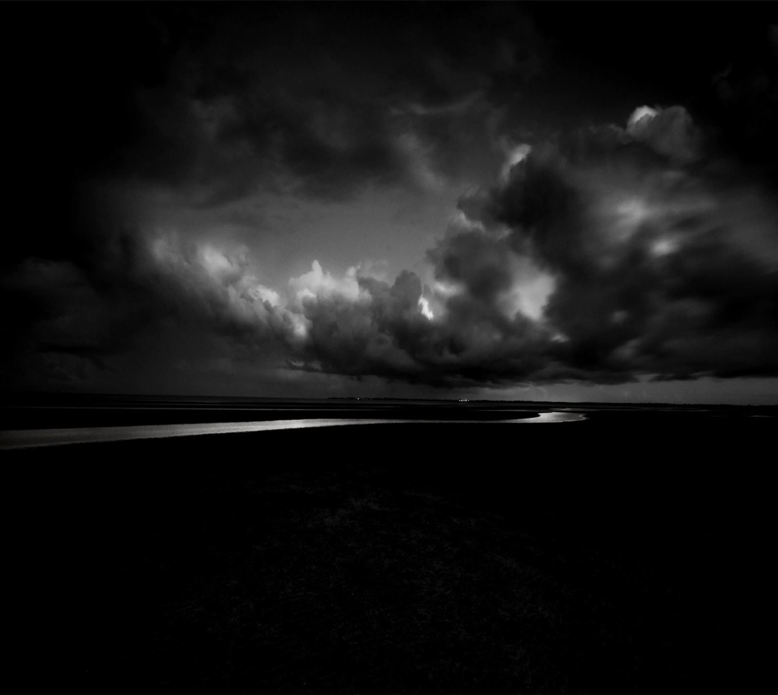 Une photo en noir et blanc d'un ciel sombre avec des nuages (sombre, papier peint)