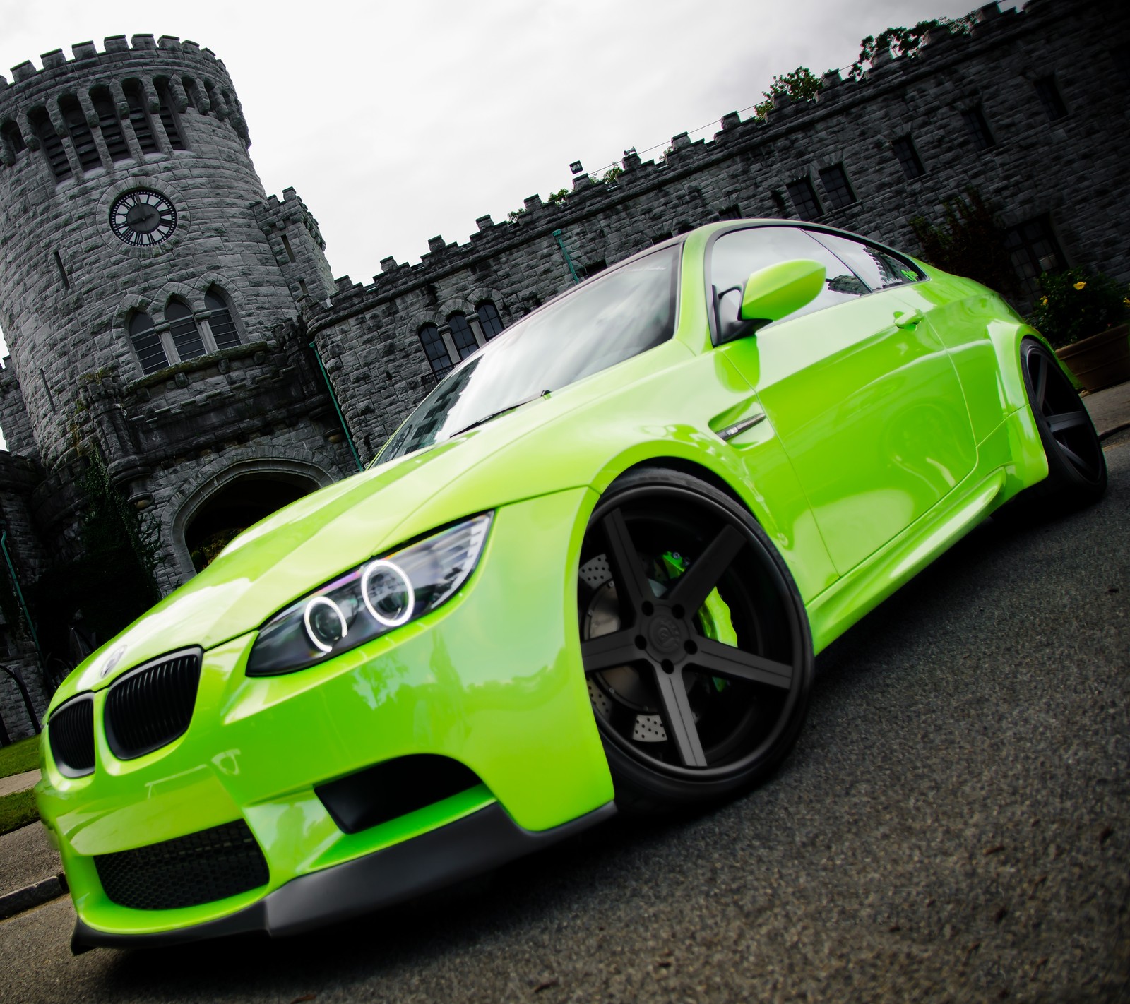 Un primer plano de un coche verde estacionado frente a un castillo (coche, bimmer, bmw, castillo, m3)