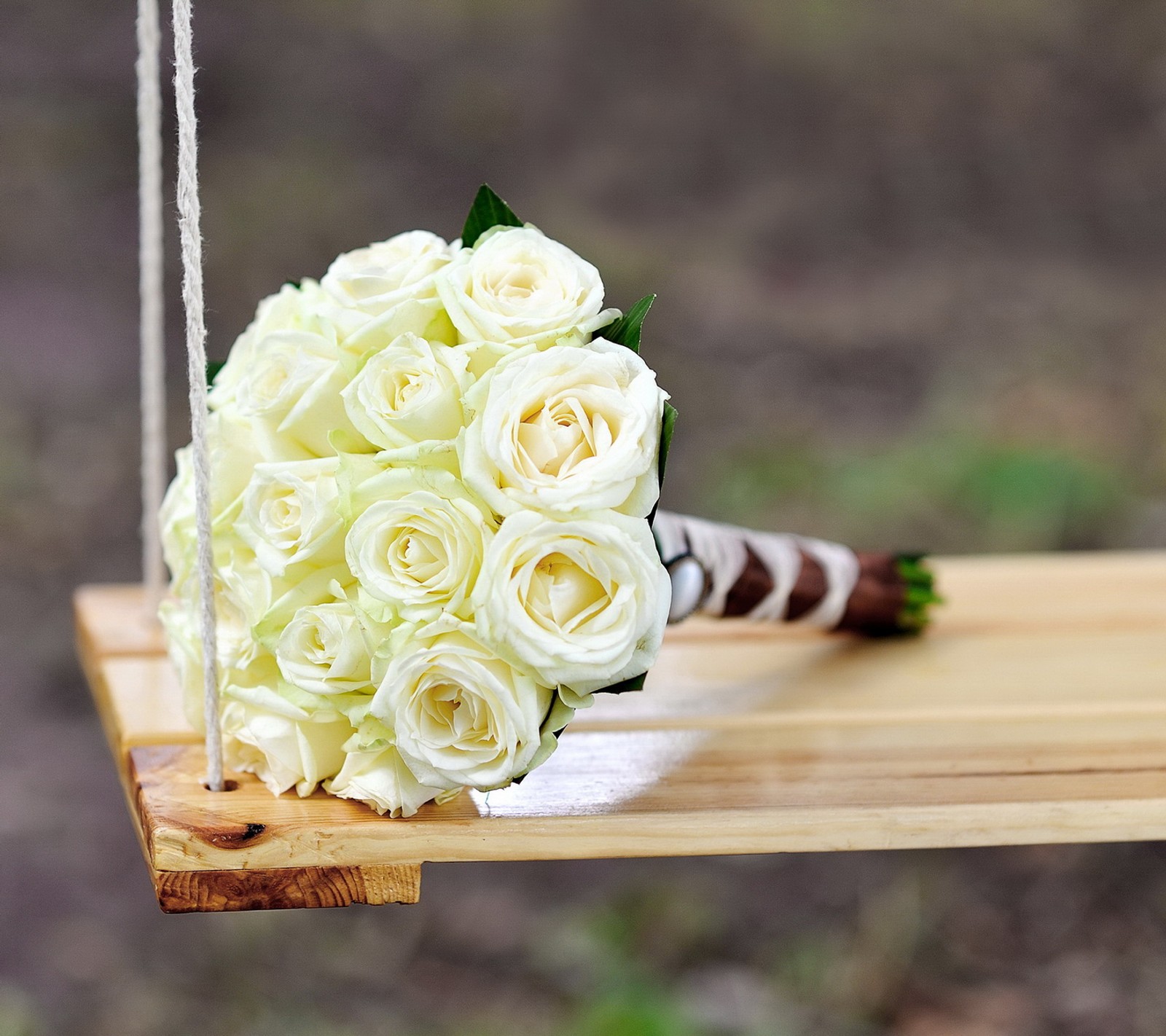 Un bouquet de roses blanches sur une balançoire (bouquet, fleurs, roses, mariage, blanc)