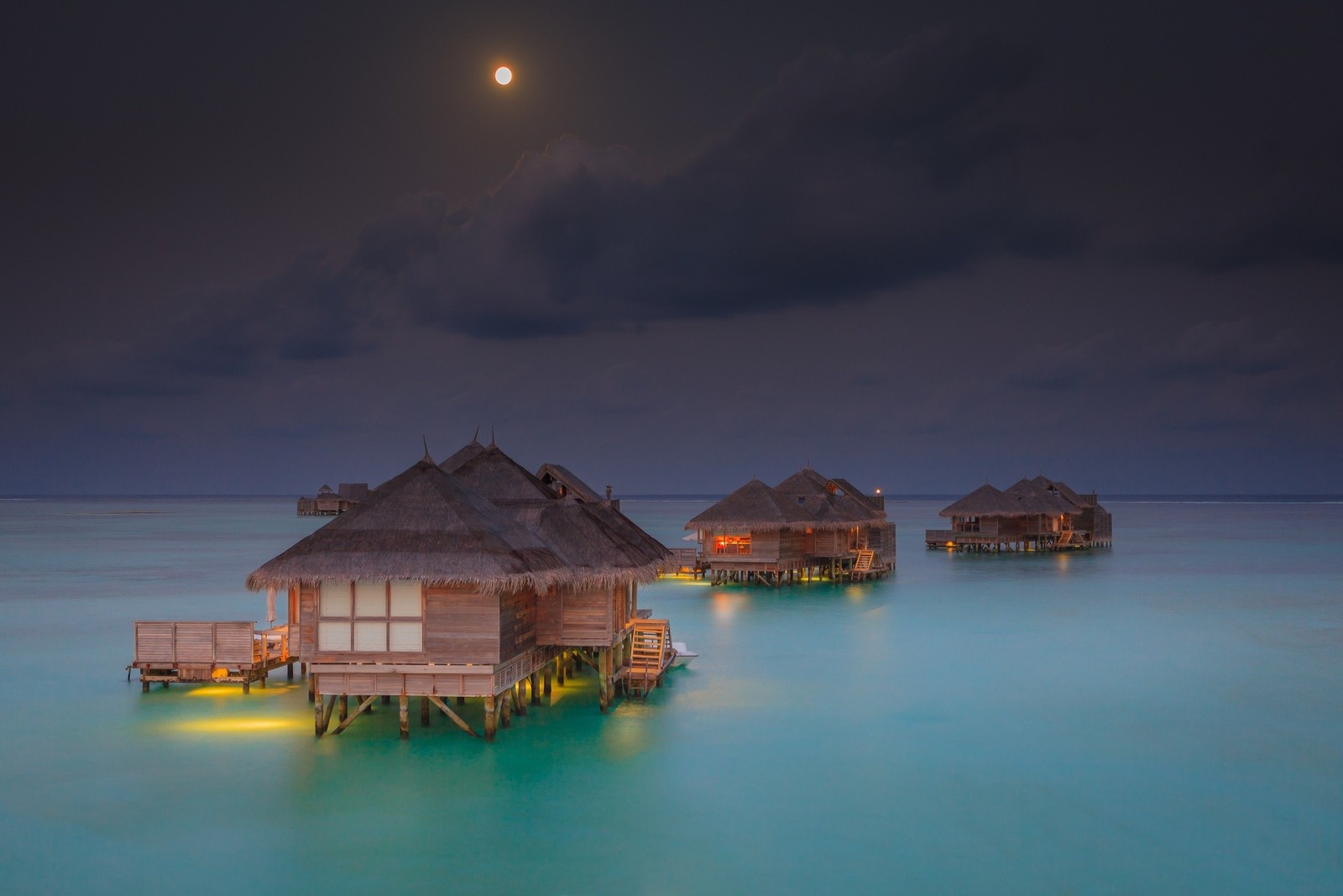 Cabana árabe em palafitas no oceano à noite (maldivas, mar, praia, noite, calmo)