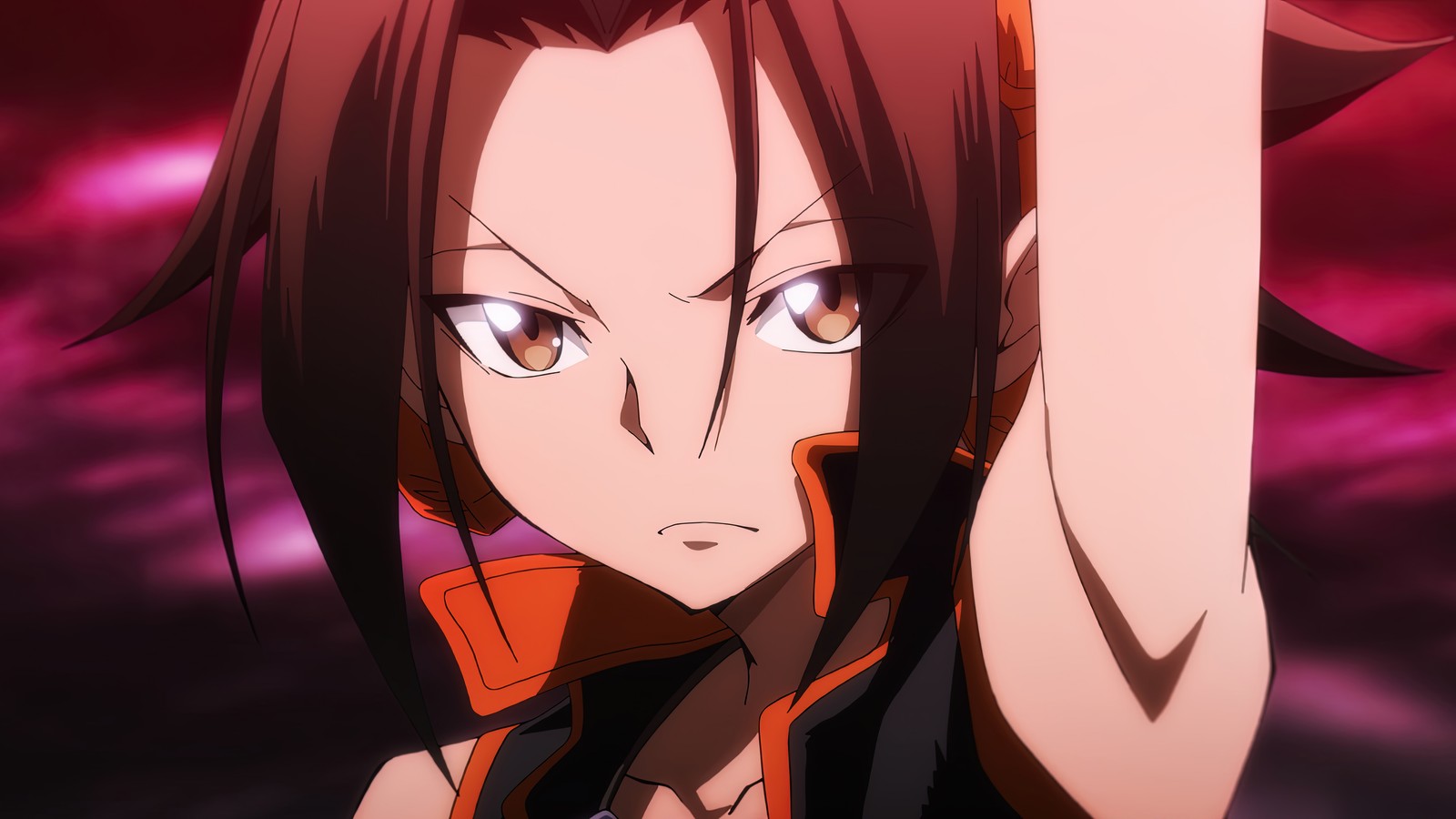 Primer plano de una persona con cabello largo y una chaqueta roja (yoh asakura, shaman king, 2021, anime)