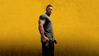 Alan Ritchson como Reacher contra um fundo amarelo marcante.