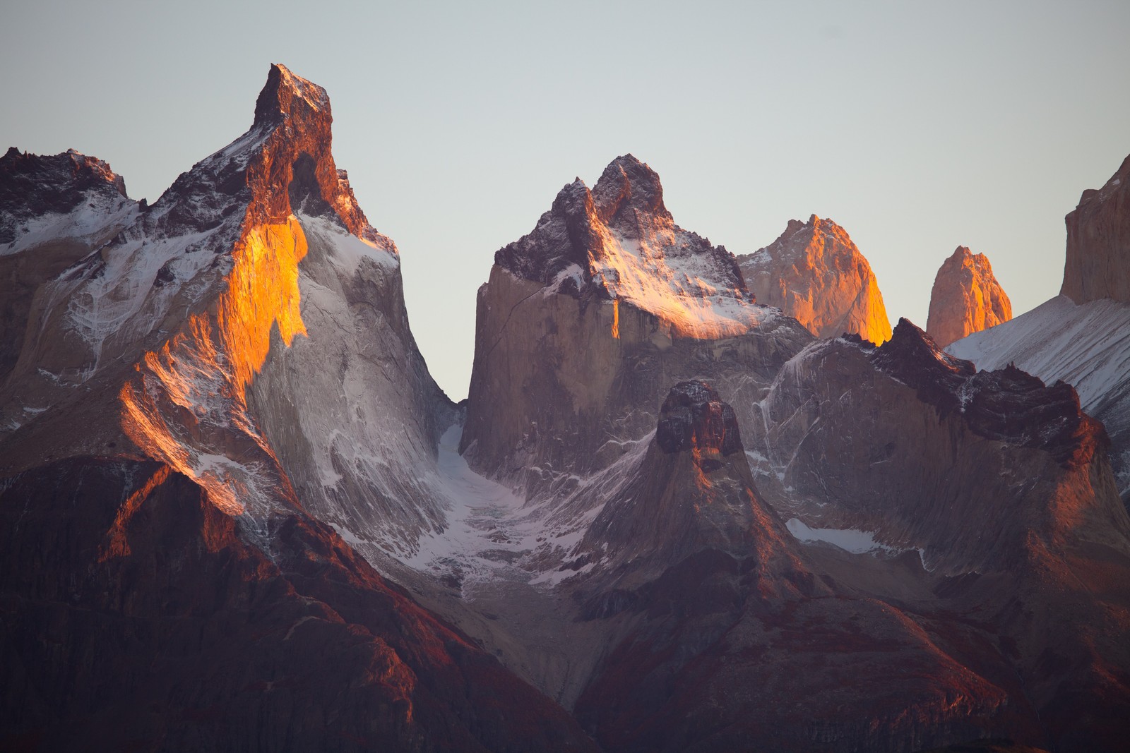 Araffes in the mountains at sunset with the sun shining on them (torres del paine national park, yosemite national park, national park, park, glacier national park)