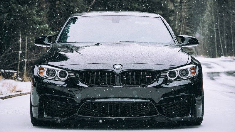 Близкий план черного автомобиля bmw, припаркованного на снежной дороге (bmw m3, машина, bmw, бампер, автомобильный экстерьер)