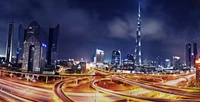 Skyline de Dubai à noite: Uma paisagem urbana vibrante de arranha-céus e estradas dinâmicas