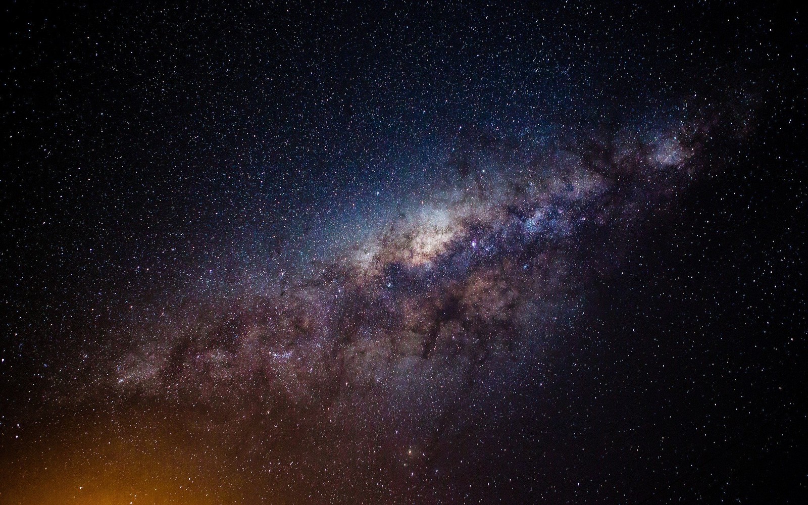 Uma vista da via láctea e das estrelas no céu (via láctea, galáxia, estrela, universo, astronomia)