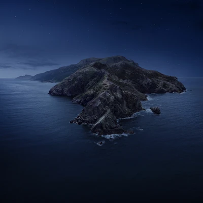 Cenário noturno sereno da Ilha Catalina com silhuetas de montanhas dramáticas