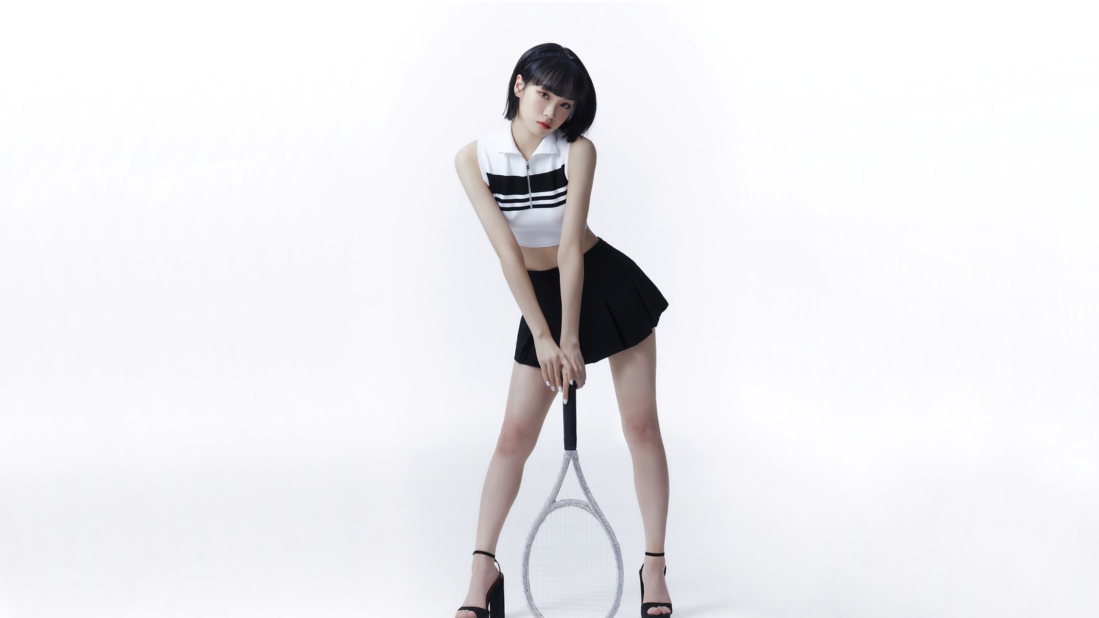 Araffe woman in a black and white outfit holding a tennis racket (kim chaewon, 김채원, kim chae won, le sserafim, 르세라핌)