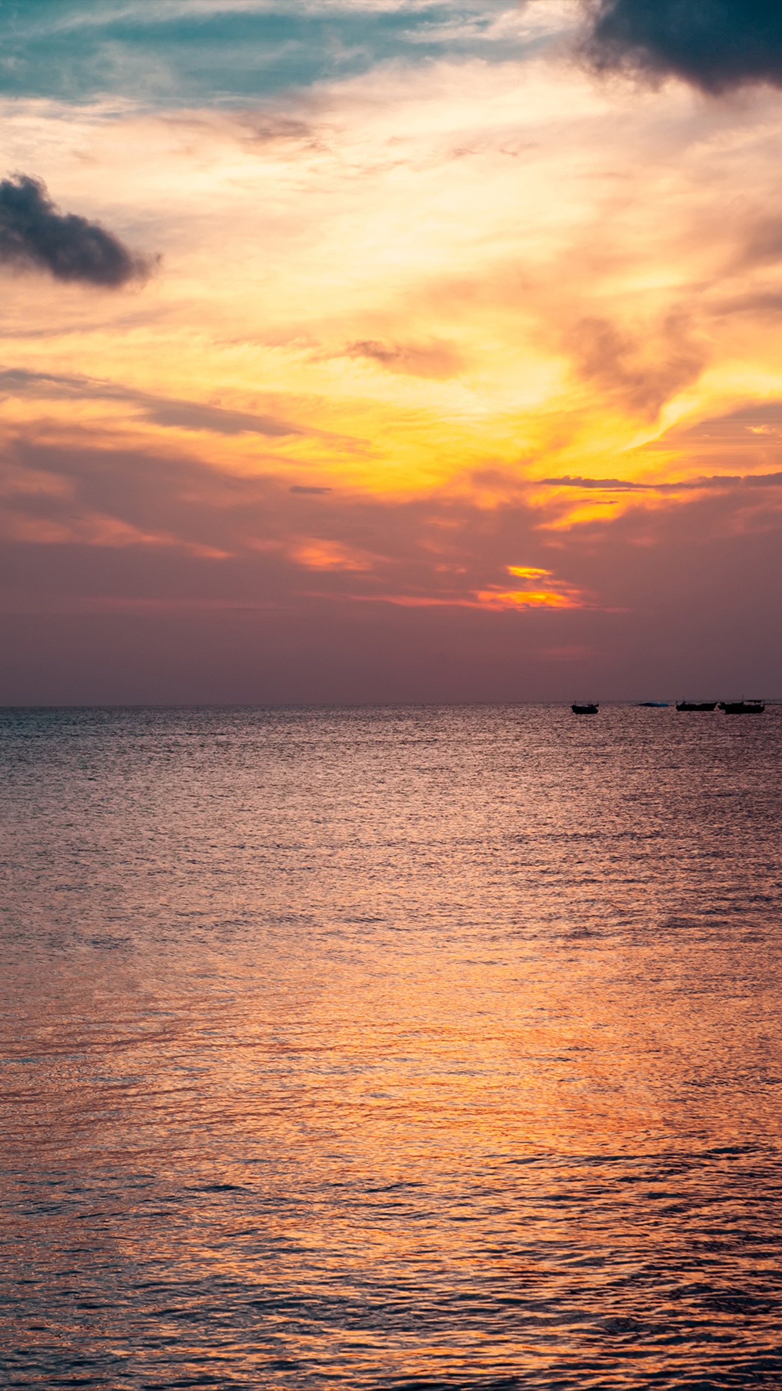 Il y a un bateau qui est dans l'eau au coucher du soleil (coucher de soleil, lever de soleil, mer, eau, nuage)