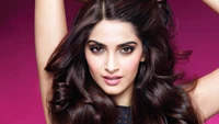 Sonam Kapoor: Atemberaubende Bollywood-Schauspielerin mit feurigen brünetten Locken