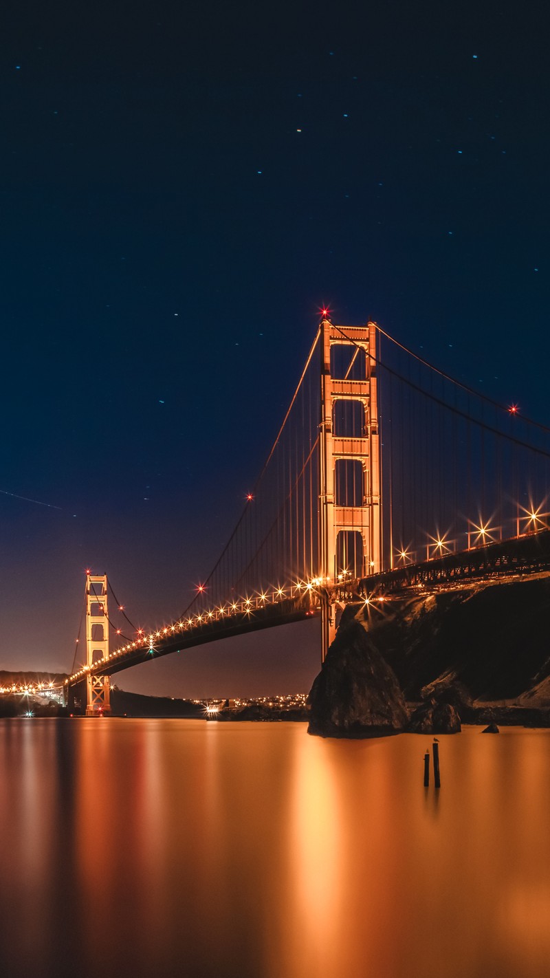 Панорамный вид на мост через водоем ночью (мост золотые ворота, golden gate bridge, остров алькатрас, вода, сумерки)