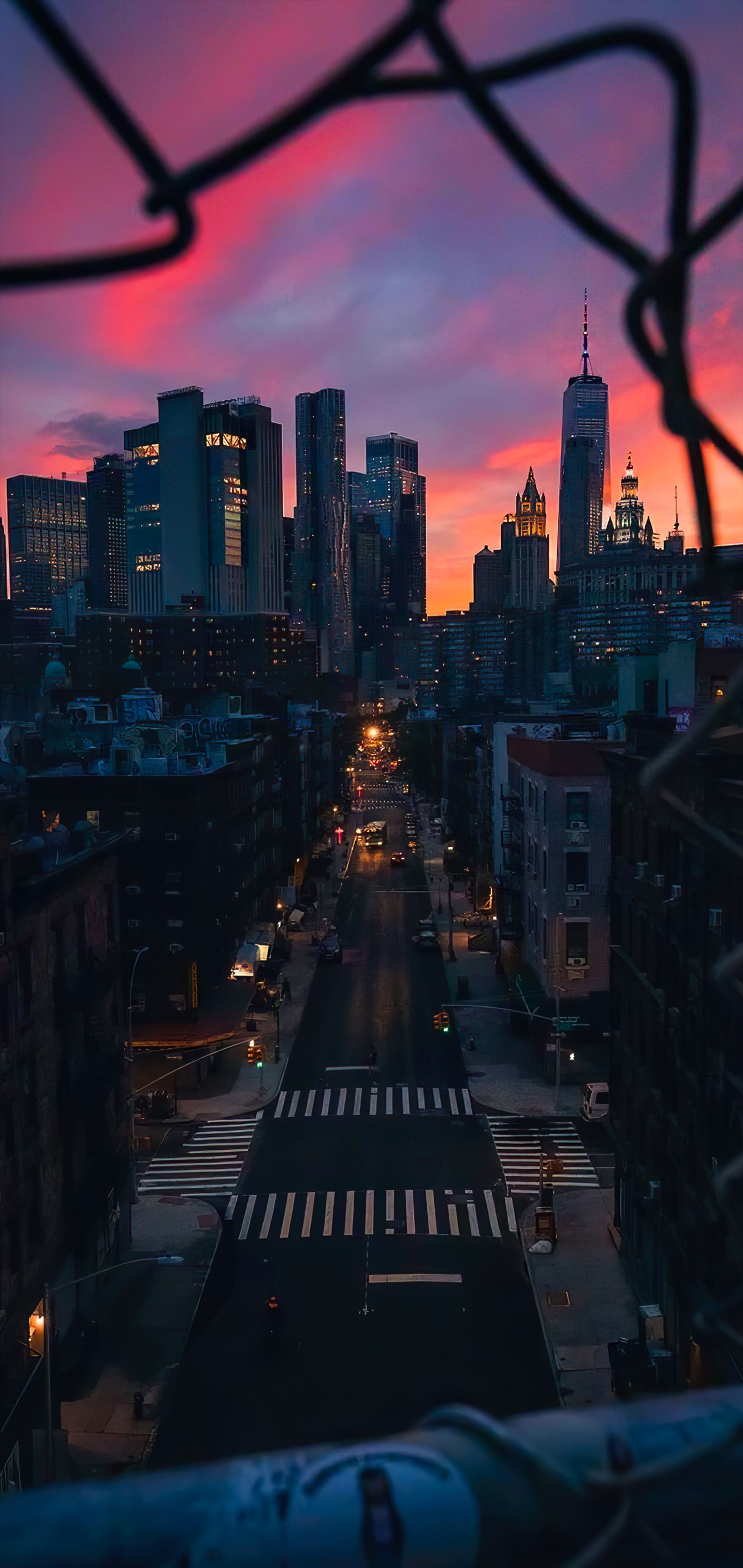 Vista aérea de uma rua da cidade com uma cerca e uma luminária (ponte de manhattan, manhattan bridge, edifício, arranha céus, dia)