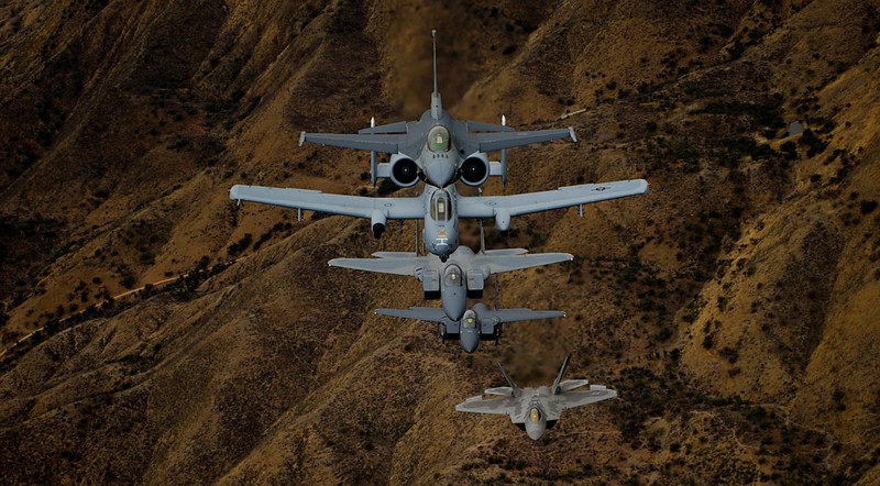 Два самолета летают в небе над горами (самолёт, авиация, mcdonnell douglas fa 18 hornet, mcdonnell douglas f a 18 hornet, истребитель)