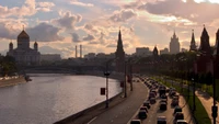 Abendliche Skyline von Moskau mit dem Kreml, der Christ-Erlöser-Kathedrale und einer pulsierenden Uferpromenade.