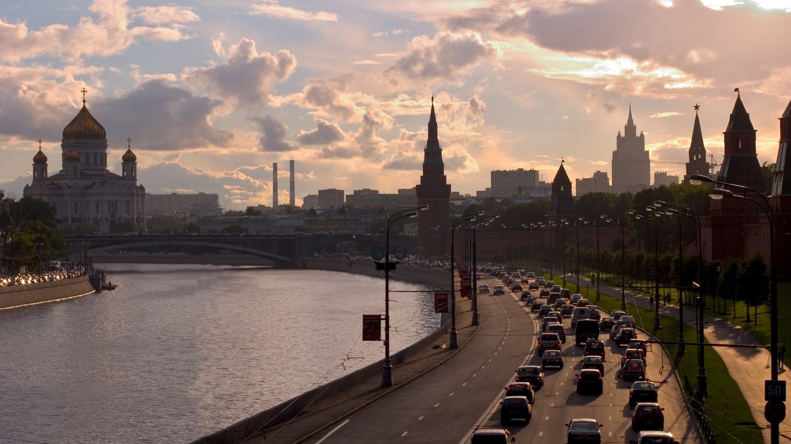 Машины едут по дороге рядом с рекой (москва, достопримечательность, город, река, городской пейзаж)