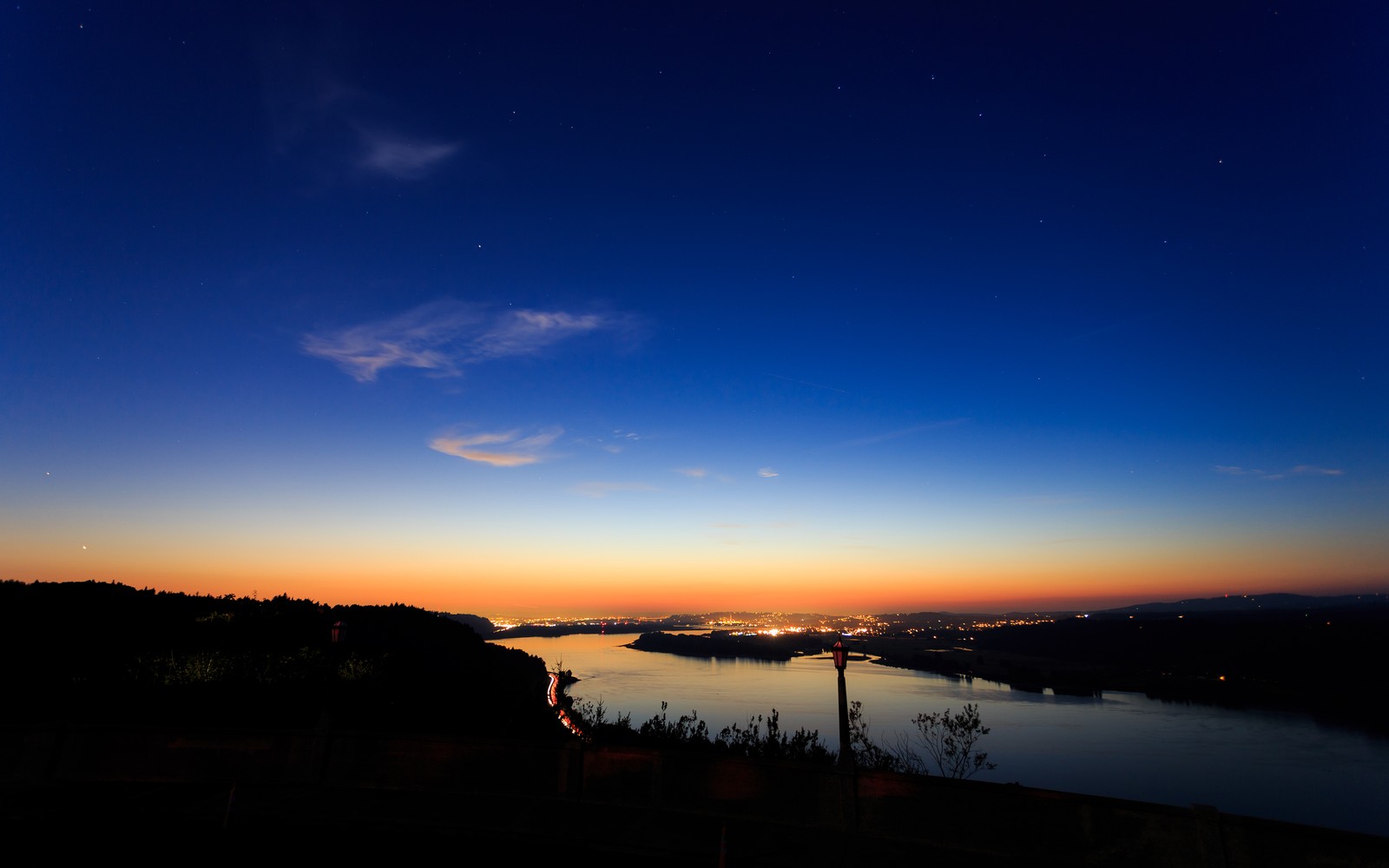 Blick auf einen see bei nacht mit einem himmel voller sterne (columbia river gorge, portland, sonnenuntergangsorange, blauer himmel, klarer himmel)