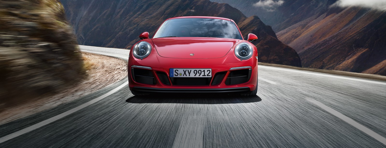 Un porsche 911 gts rojo conduciendo por una carretera de montaña (porsche, coche, coche deportivo, supercoche, porsche 911)