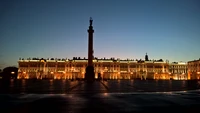 Reflexão do crepúsculo do Museu Hermitage: Uma vista noturna deslumbrante