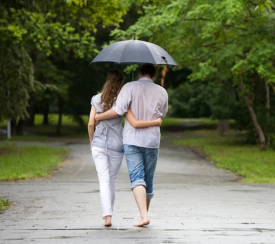 Süße Umarmung im Regen: Ein Paar, das Liebe teilt