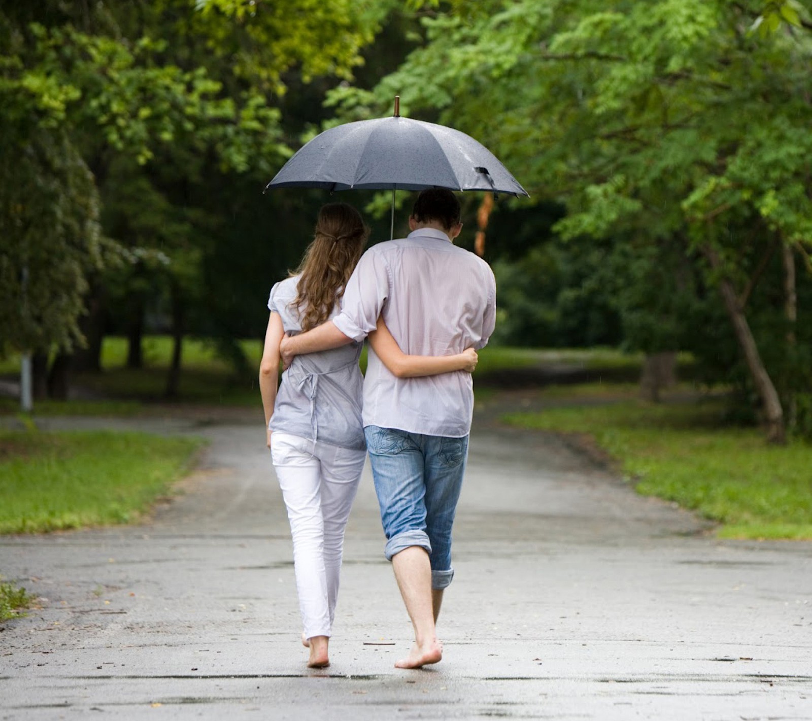 Deux personnes marchant sur le chemin avec des parapluies (couple, mignon, sentiments, amour)