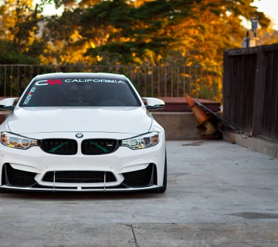 BMW M4 blanche élégante avec grille personnalisée et plaque d'immatriculation de Californie