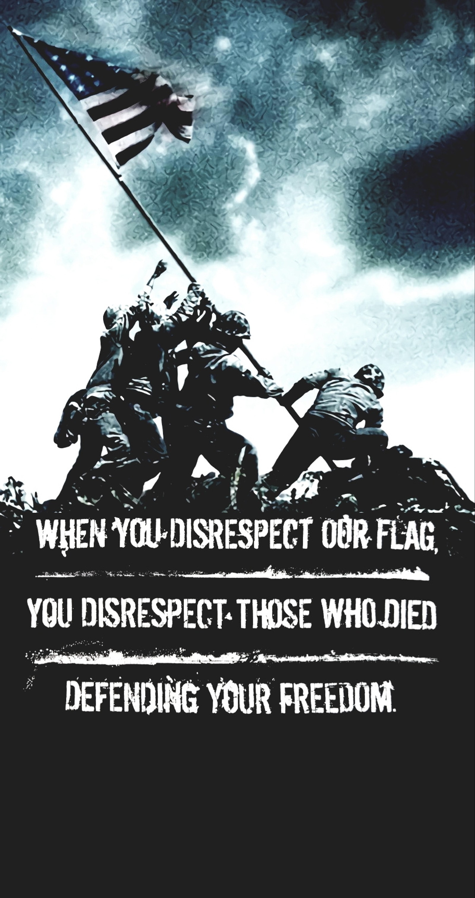 Un primer plano de un cartel con una bandera en una colina (bandera americana, american heros)