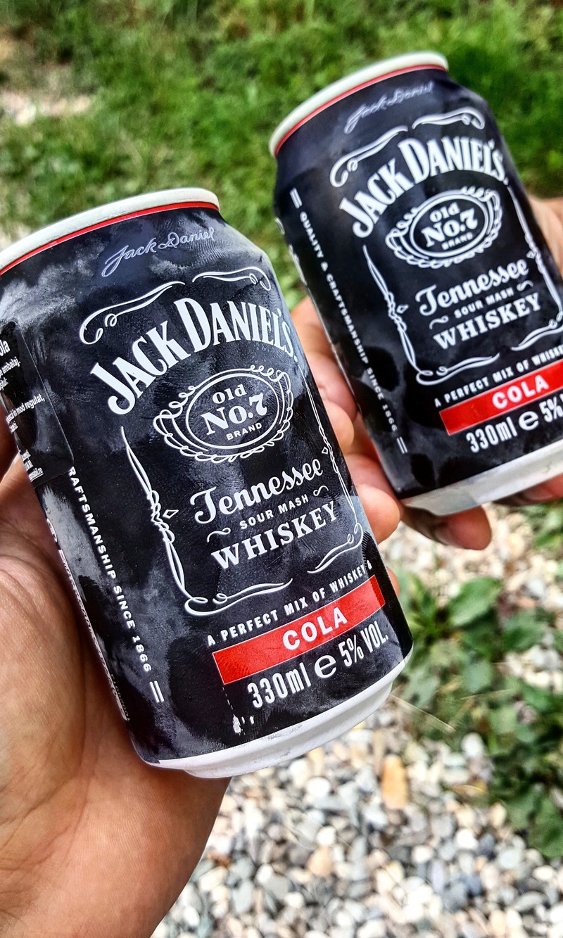 Две банки jack daniel's держатся в руках (чёрный, два)