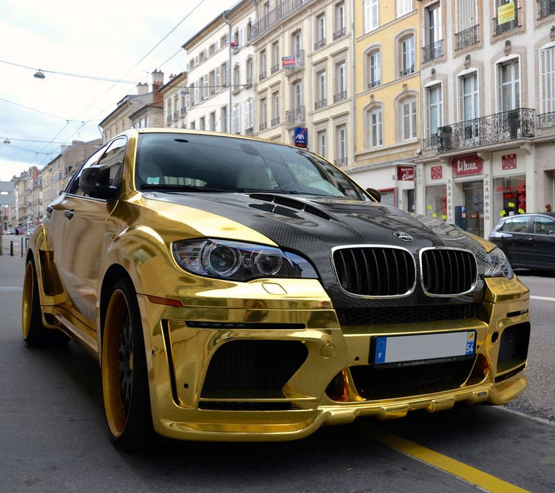 Красная бмв x6 с золотой краской, припаркованная на городской улице (bmw, золотой, хамман, m power, модифицированный)