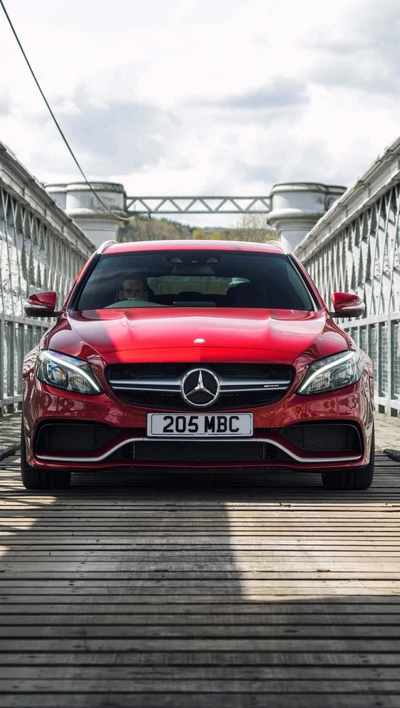 Dinâmico Mercedes-AMG C63 vermelho em uma ponte de madeira