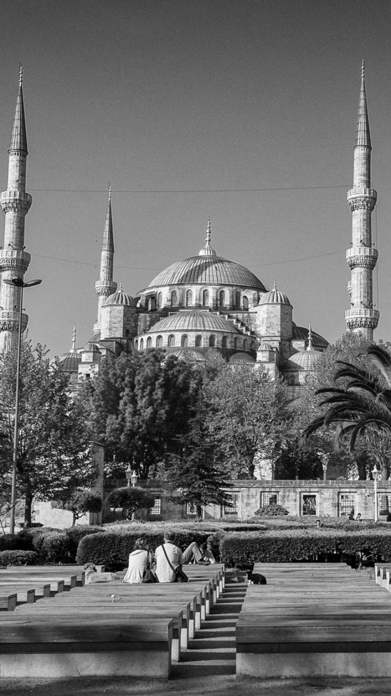 Ansicht einer moschee mit einem brunnen und einigen leuten, die auf bänken sitzen (architektur, schwarz, gebäude, istanbul, leute)