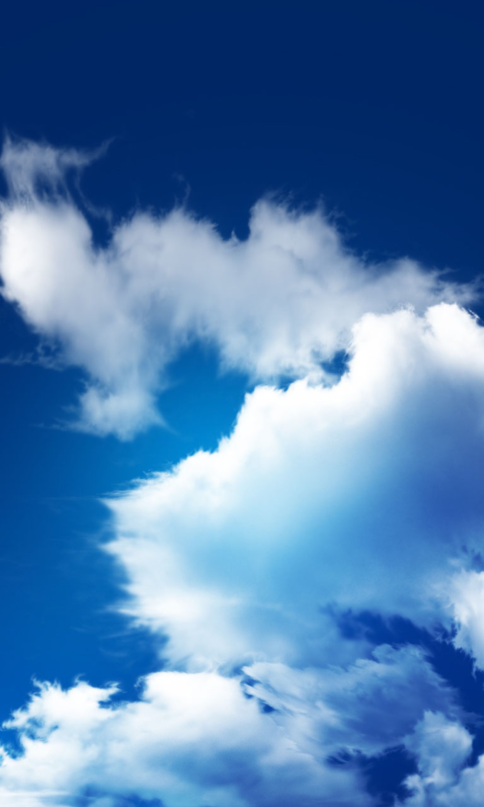 Il y a un avion qui vole à travers le ciel bleu avec des nuages (bleu, ciel)