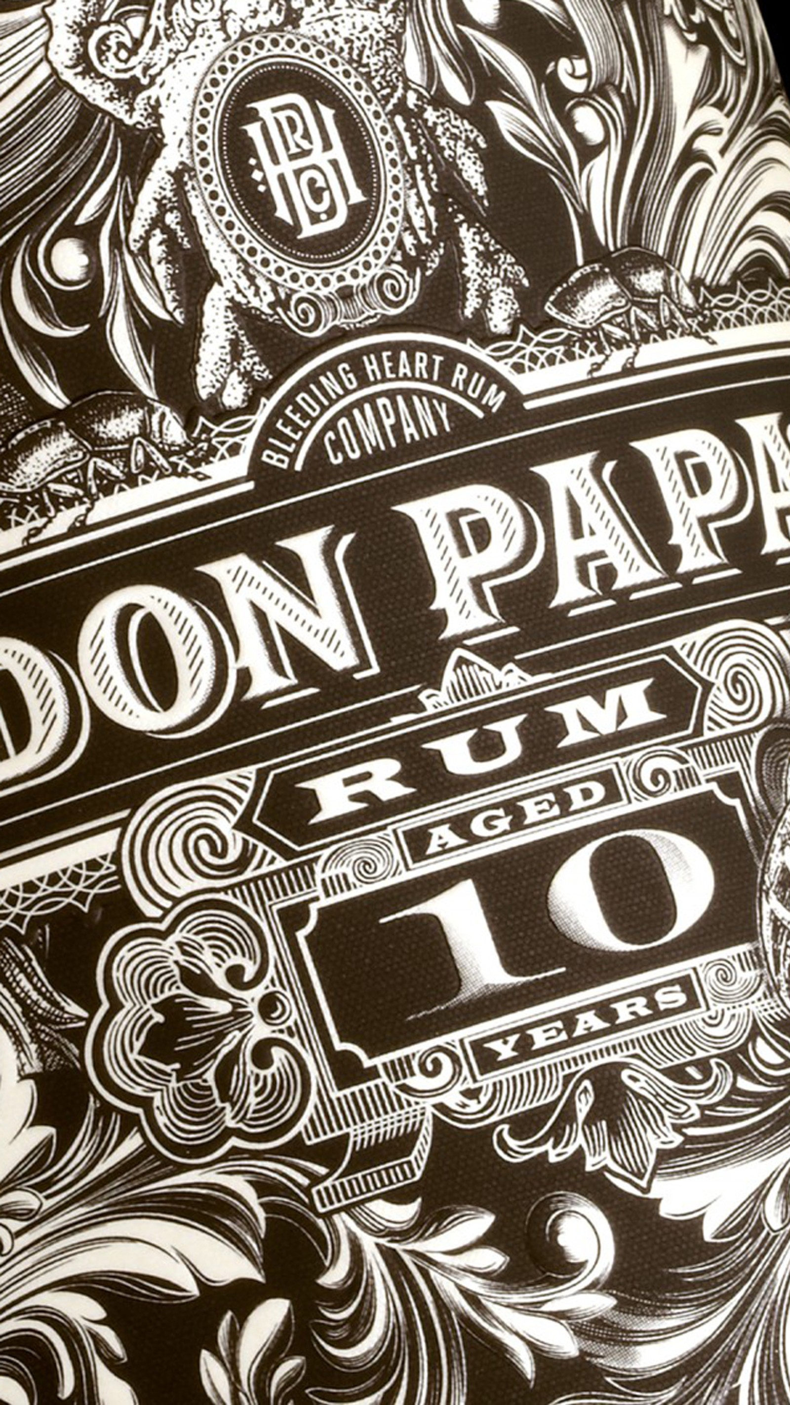 Un primer plano de una botella de tequila don pardo sobre una mesa (bhrc, sangrado, empresa, don papa, corazón)