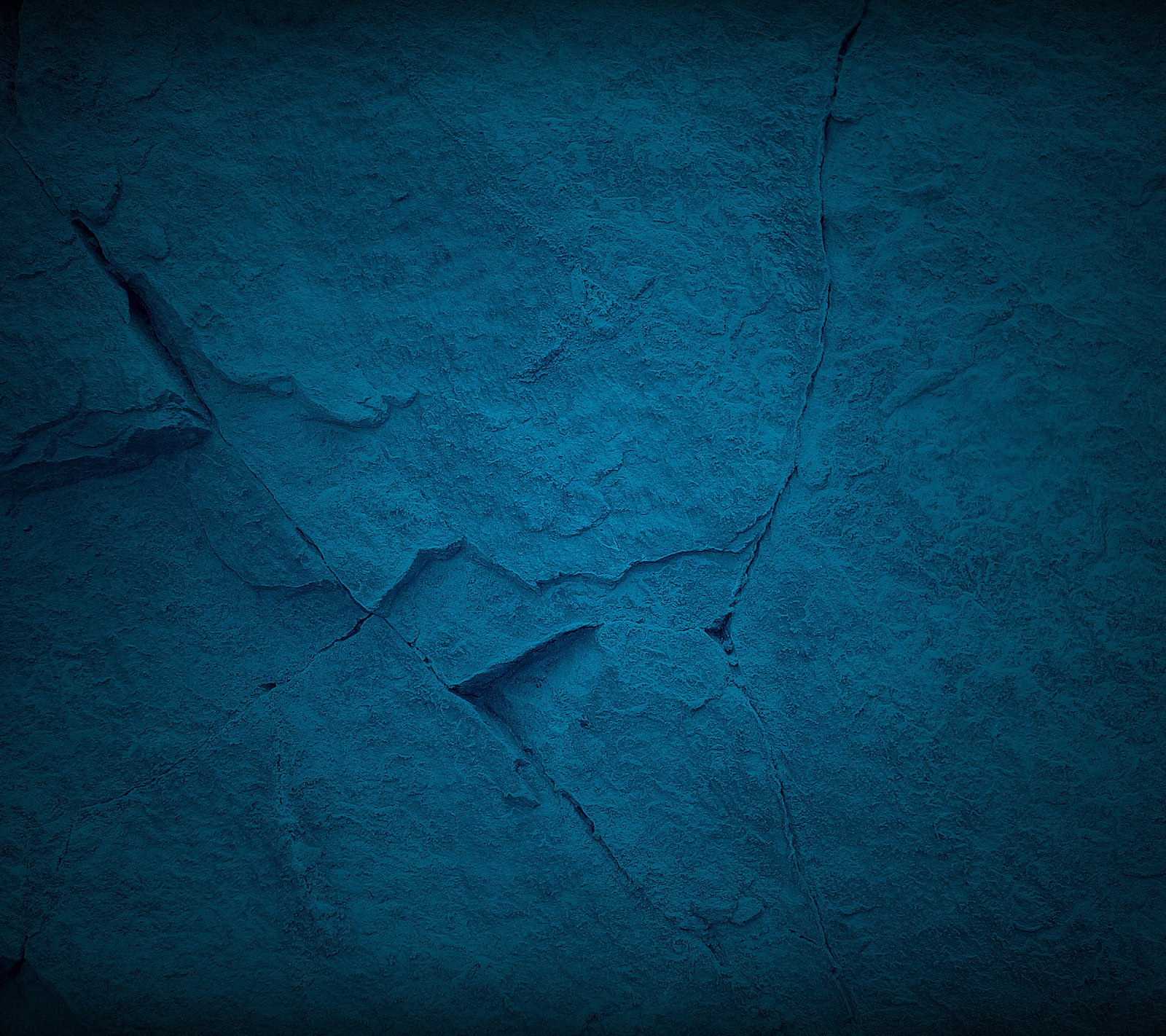 Arafed blue wall with cracks and cracks in it (pared, rock)