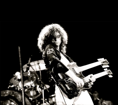 Jimmy Page actuando con su icónica guitarra de doble mástil durante un concierto de Led Zeppelin.