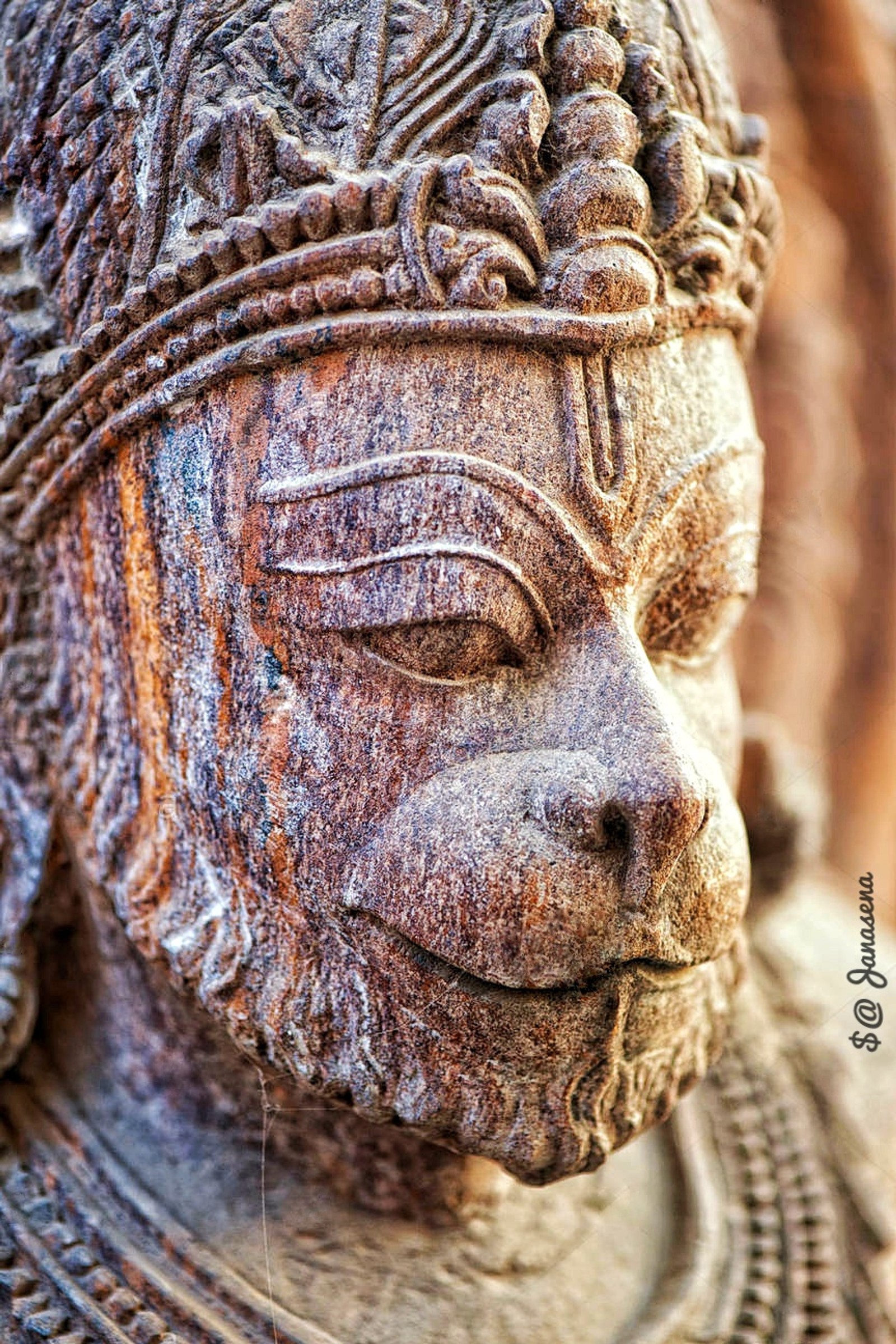 A close up of a statue of a woman with a crown on her head (candy, creed, dia, dias, dont)