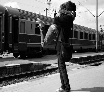 Abraçando o amor: Um abraço fofo de um casal feliz na estação de trem