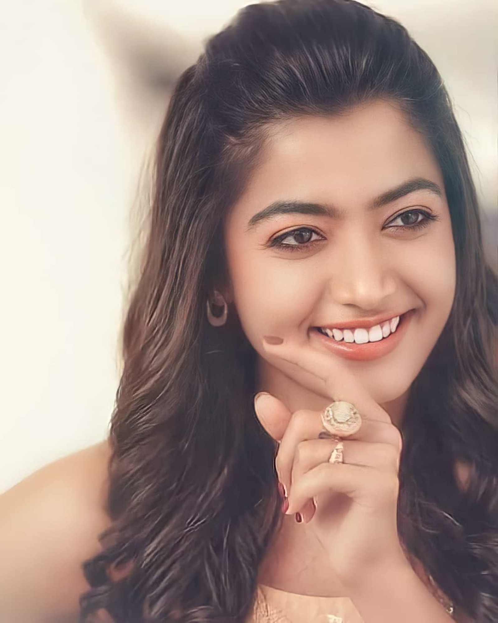 Smiling woman with ring on her finger and a ring on her finger (actress, android, cute, iphone, kannada)