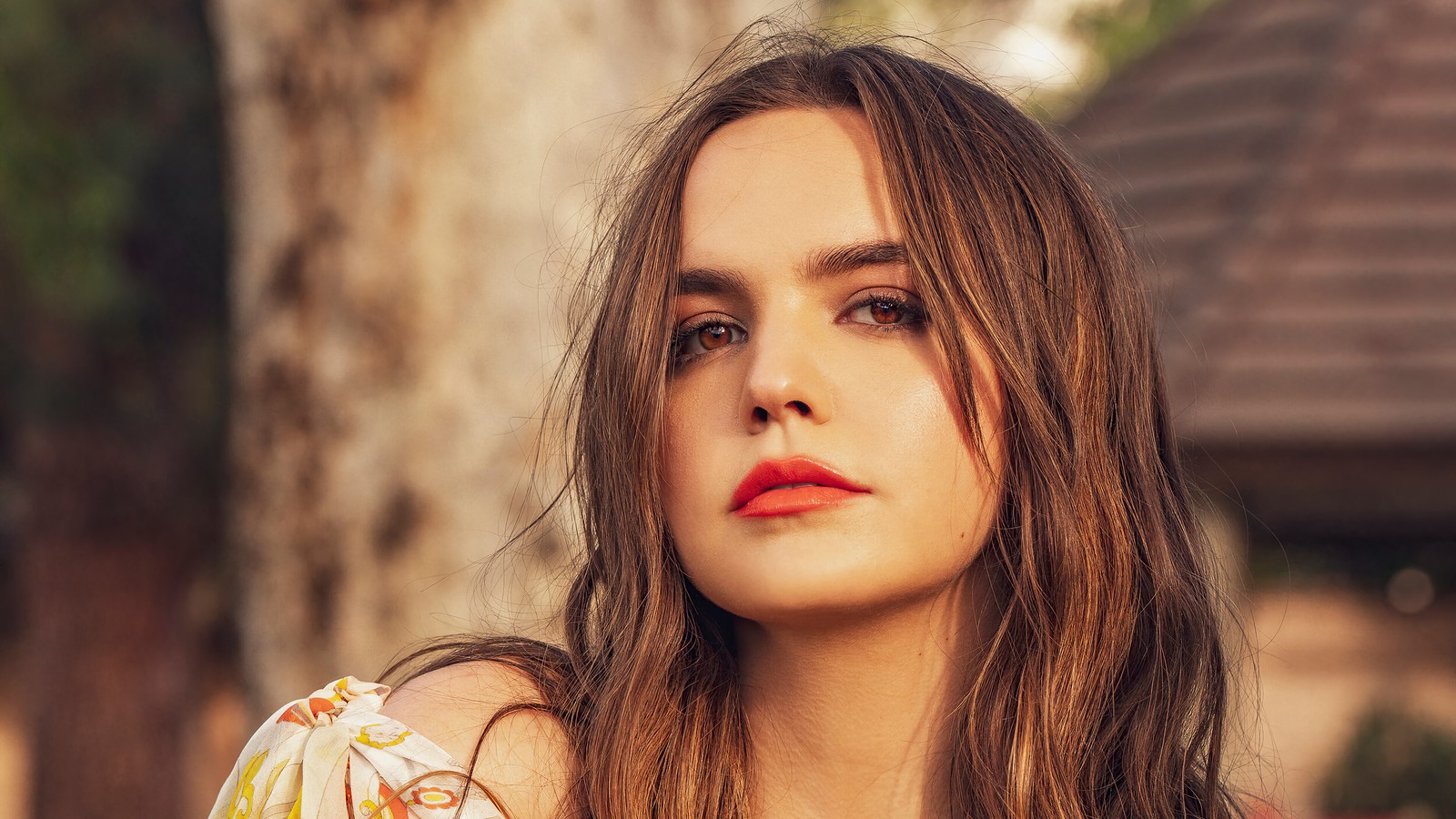 Femme arabe avec de longs cheveux et une robe colorée posant pour une photo (bailee madison, américain, actrice, célébrité, filles)