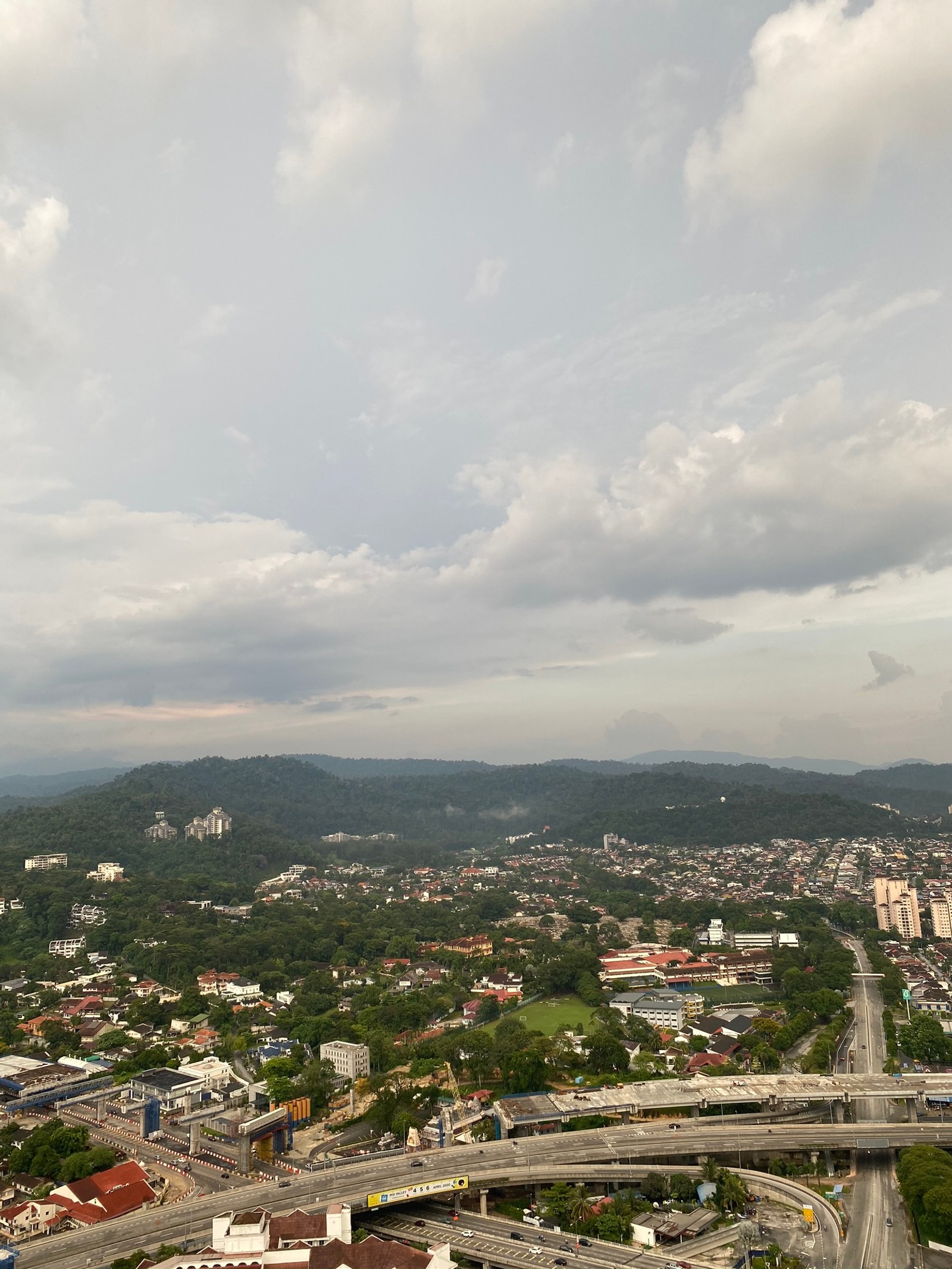 Vista panorámica de una ciudad con una carretera y un puente (nube, área urbana, paisaje, puente, ciudad)